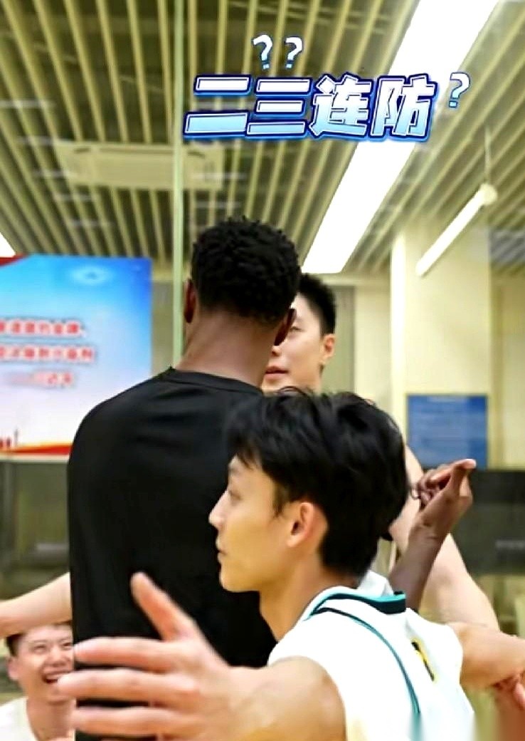 刚转投广东男篮的前辽宁队外援弗格去队里报到，迎面遇上胡明轩和徐杰，俩人给他的第一个举动，居然是当面手拉起了手。
这原本是两队此前交锋时，广东队在二三联防里引来不少球迷关注和讨论的一个动作，当时在场上免不了有些火药味，如今却被胡明轩和徐杰直接搬出来当成了迎新仪式。弗格脸上先是一阵惊讶，随即跟着畅怀大笑