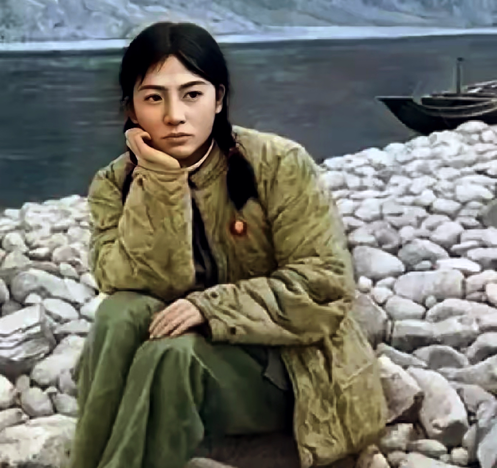 1972年，21知青李文忠救起一名11岁的落水女孩。然而，女孩竟认真地对他说了一句：“你别结婚，等我长大了，我就给你当媳妇儿！”

李文忠愣了一下，随即笑了，把湿透的刘海拨到一边。“小丫头片子，胡说啥呢。赶紧回家换衣服，别冻着了。”他拧着自己衣角的水，没再看她。刘俊霞湿漉漉地站着，嘴唇发紫，眼睛却直