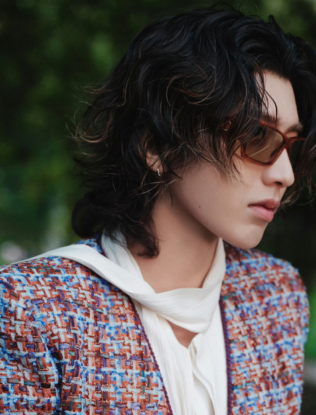 蔡徐坤 in Valentino 📸📚 2027春夏时装秀造型图集，身着品牌“超季”27早春系列出镜，彩色粗花呢外套，搭配慵懒卷发，潇洒倜傥的华伦贵公子气质。

#大秀直击# #巴黎时装周# #蔡徐坤巴黎时装周# ​