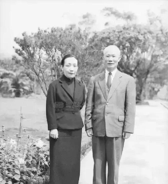 1931年，宋美龄想把干女儿谭祥许配给陈诚，谭祥问陈诚是何职务，宋美龄答“军长”，谭祥默许。
 
陈诚是在江西前线的指挥所里接到消息的。传话的人说得含糊，只说蒋夫人那边已经定了，谭家小姐点了头。
 
他放下电话，没有露出喜色。
 
他清楚自己肩上挂的是什么牌子。军长的番号确实已经下来了，可实际能调动
