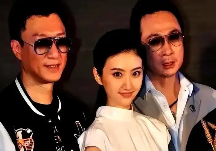 当年拍电影《战国》的时候，投资方为了拉孙红雷入伙，把片酬直接加到了1200万

原本因为剧本太烂已经推掉戏约的孙红雷，终究没顶住这真金白银的攻势，点头进了组，谁成想这成了他这辈子最大的职业污点

进组第一天，22岁的女主角景甜一见面就对他说：我不会演戏，你看怎么办吧

这理直气壮的话，直接把演戏十年