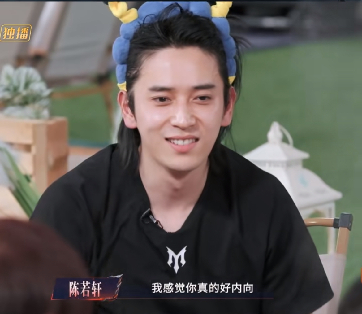 陈若轩说曹骏真的好i啊，余文乐说：“我想问你是不是就算开心，也不会表现出来，还是你很难放松。”

曹骏说：“其实区别不大。”放松和不放松其实不会差别很大。

李光洁说：“工龄太长了，人家六岁就开始拍戏了。”曹骏纠正说八岁拍戏。

网友：我觉得i人是不想社交，躲避社交，曹骏这种不算i，他只是情绪稳定，