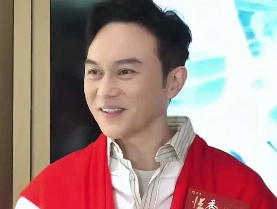 天王郭富城想打场麻将，还得先给袁咏仪发消息请示：“袁领导，今晚批不批麻将档”

张智霖爱搓麻在圈里出了名，打小就学会了摸牌，瘾上来一周连着打五天都不带歇的。他跟郭富城、沈嘉伟凑一块，那就是雷打不动的麻将铁三角，一上桌连电话都懒得接

虽然他在综艺里拿过麻将之王的称号，但私下玩得极有数，输赢也就一千块