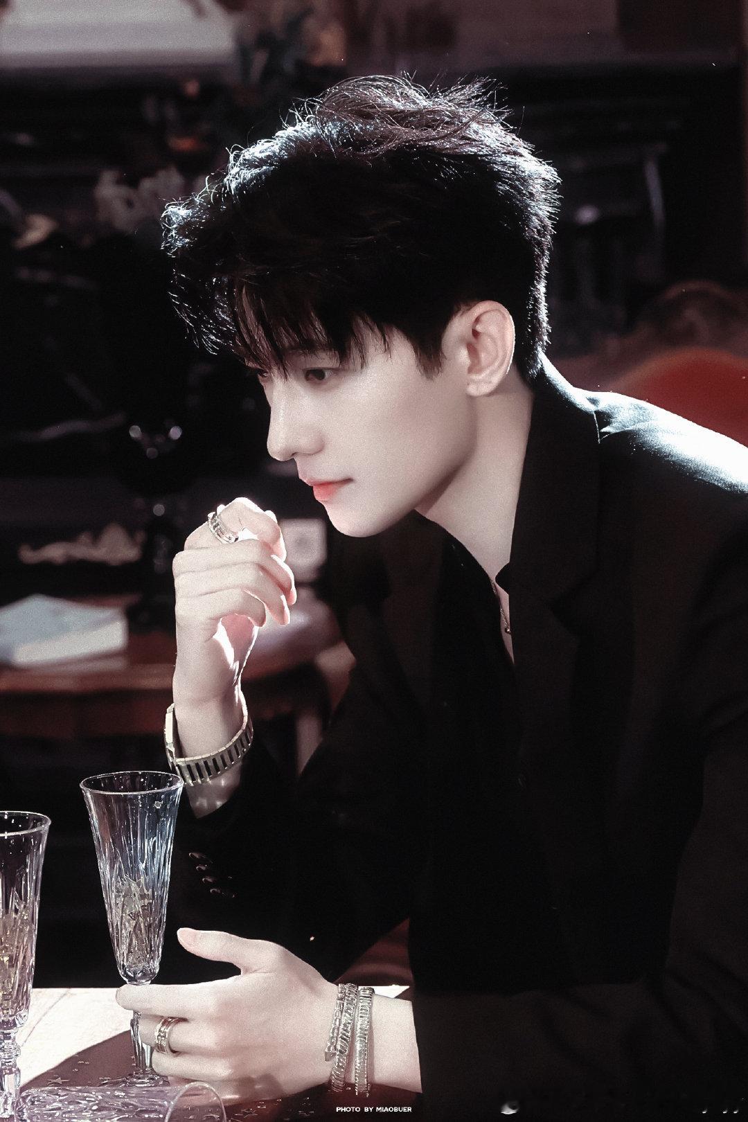 #杨洋[超话]#  太帅了，宝宝。[送花花][送花花]#杨洋绞尽脑汁的高情商回复# ​