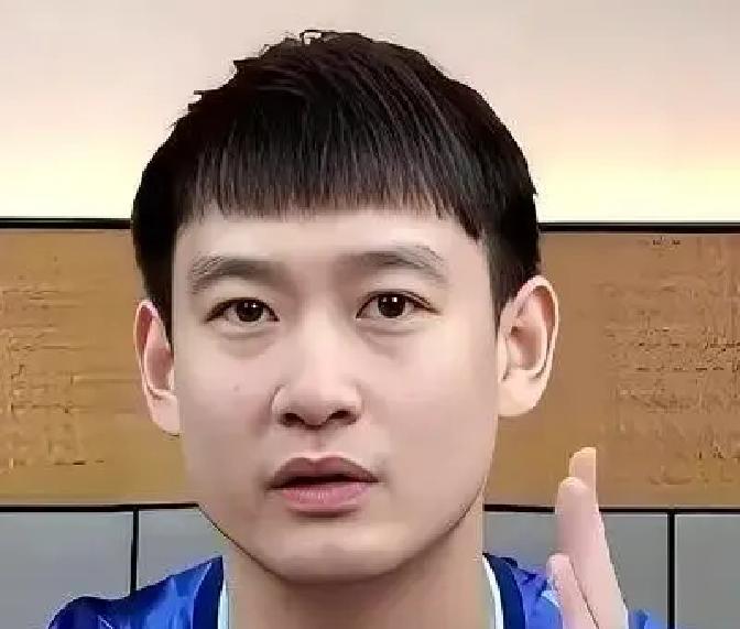 退役刚两个月的刘丁硕，大概怎么也没想到，自己在国家队摸爬滚打了十三年，最后居然会栽在一场复盘直播上。
就因为聊到了王曼昱赛场上意外摔倒的那个瞬间。
他原本只是想从专业运动员的步法、重心转移去拆解动作，把那个电光石火的碰撞讲明白，结果话音还没落地，整个屏幕全成了不堪入目的攻击。
“蹭热度”“滚出