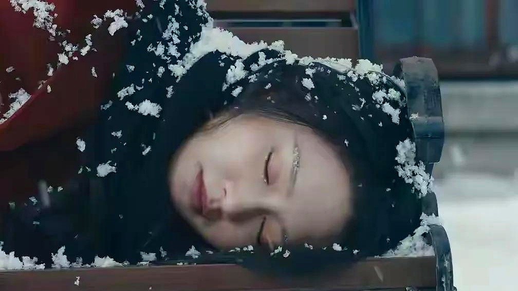 死者全被黑袋套头、眉心硬生生嵌进一个啤酒盖。

十六年前啤酒厂改制，集资巨款失踪，女工刘雪梅背着叛徒骂名活活冻死；十六年后命案连环重启，当年那帮淳朴工友全成了嫌疑人。

悬疑剧《醉梦》是真敢拍。沈乐水就回乡卖个房子，硬凭一盘旧录像带被拽进这个十六年的烂泥坑。没注水没工业糖精，全员心怀鬼胎互相撕扯。