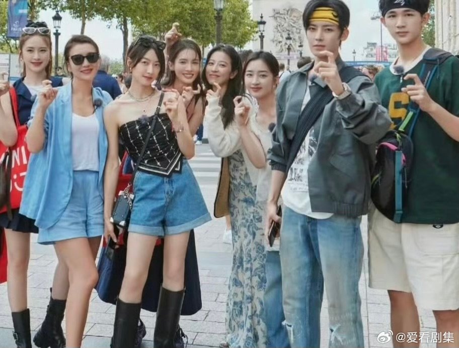 #花少6人数##想看花少6这两段母带#一段是“让金晨给侯明昊妈妈送护肤品”，一段是周雨彤向杨天真索要物资支援。剪辑可以改变一件事情给人的观感，只有完整母带，才能够看见现场真实发生的一切。 ​