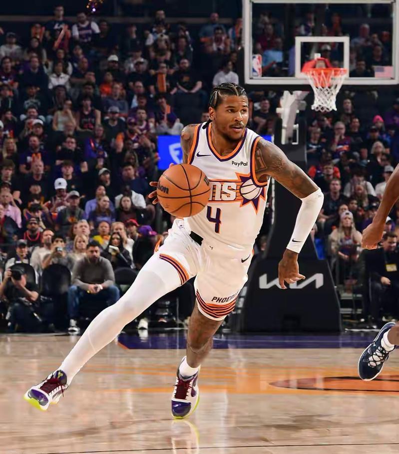 一个月前，休斯顿球迷追着骂杰伦·格林是“榜眼诈骗犯”；一个月后，全队上...