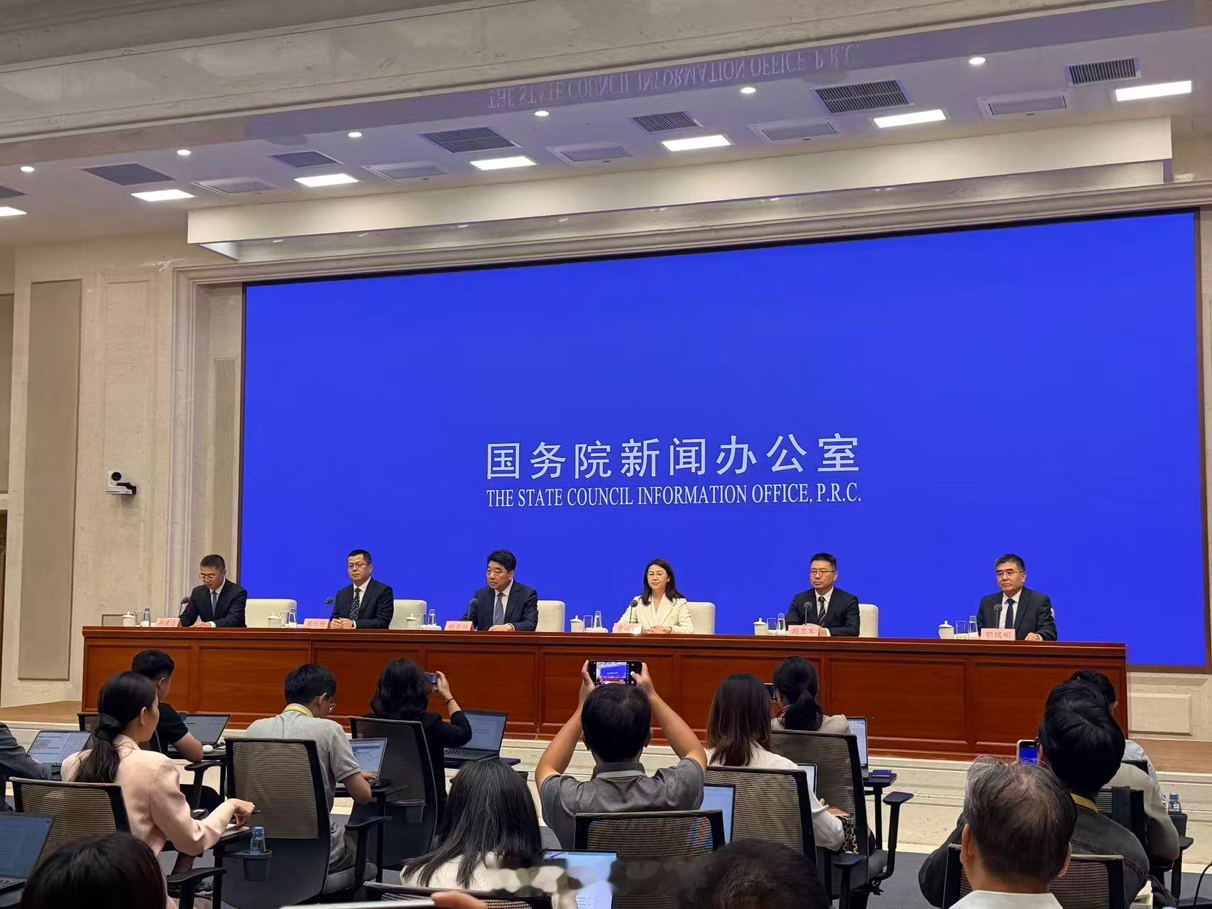 【工信部：积极引导大型企业将对中小企业的最长付款期限压减至60日内】工业和信息化部副部长柯吉欣14日在国新办政策例行吹风会上介绍，近日官方印发的《关于加强中小企业回款难问题治理有关工作的通知》提出，积极引导大型企业将对中小企业的最长付款期限压减至60日内。龙头企业及时支付账款的行为将对 ​