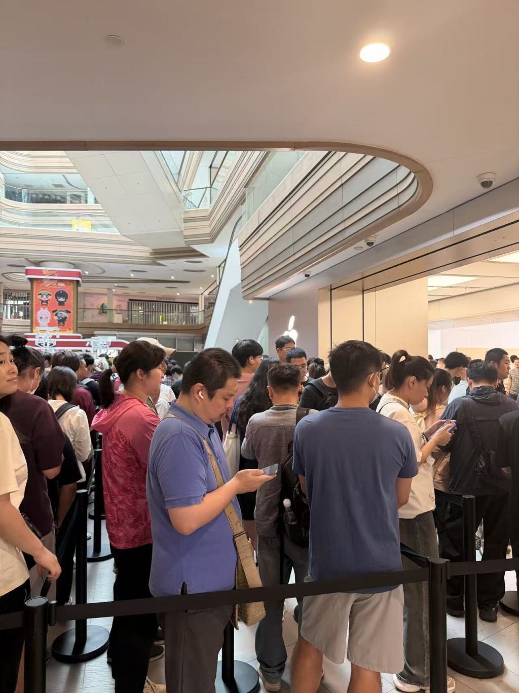首发加价仅两三百，iPhone18 Pro为啥炒不动了？


今天iPhone 18 Pro首发的场面，完全是消费市场走到当下的必然结果，一点都不稀奇。

第一，黄牛的胆子是被前几年的血亏行情吓破的，2022年iPhone14首发有人加价四千收机，当天下午行情就直接雪崩，囤货的人亏到吐血。连续四年踩
