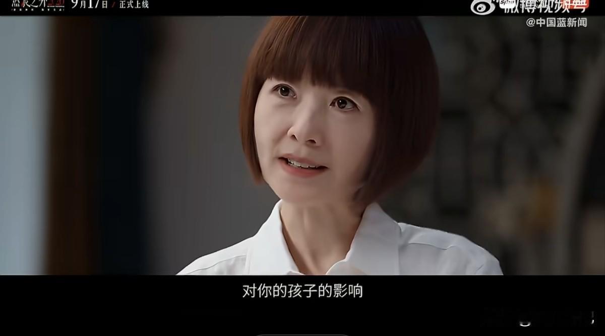 9月15日，佟丽娅最新采访爆出惊人争议内幕：和陈思诚离婚多年，亲生儿子朵朵至今被蒙在鼓里，完全不知情，这番操作直接引爆网友两极热议。

两人选择做“育儿合伙人”，守住孩子的童年安全感。约定孩子重要的人生节点，一定会共同到场。离婚之后依旧可以合体聚餐，陈思诚陪孩子散步，佟丽娅在一旁等候，相处氛围松弛自