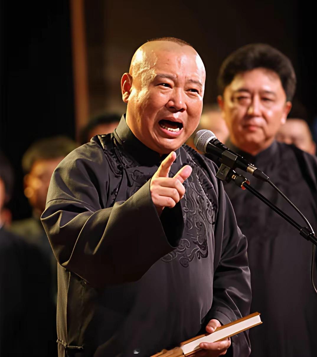 我问了学法律的同学。
郭德纲没被罚款，也没被没收收入，为什么他什么处罚都没有？我朋友神秘一笑说，
​这你就不懂了吧，字越少，事越大。
​看看原文关键一句：对涉事人员严肃处理。
​啥意思？大概就是，不罚款，不没收，但是客观来说，他要是还想办商演，估计审批这一关就很难过。
​还有开头那句 ​