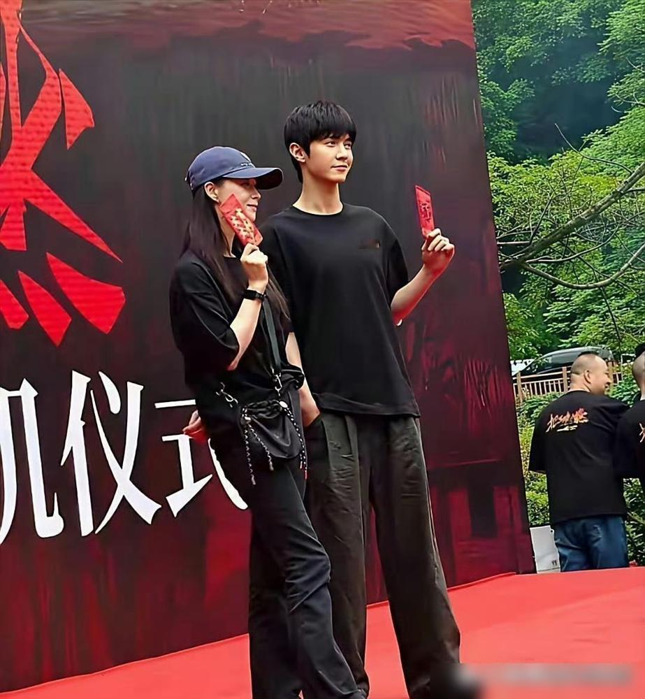 陈哲远官方身高180，站她旁边愣是没高出多少。关键这姐们穿的是平底鞋，目测身高172往上，还瘦，脸小，肩颈线条利落得跟拿尺子量过似的。新版《浮生》路透一出来，弹幕全在问这高个子美女是谁。旁边陈哲远清瘦挂的，骨架又细，俩人并肩走，她再挺直点背，视觉上直接压半头，弹幕刷这哪是情侣，这是姐姐带弟弟出门谈项
