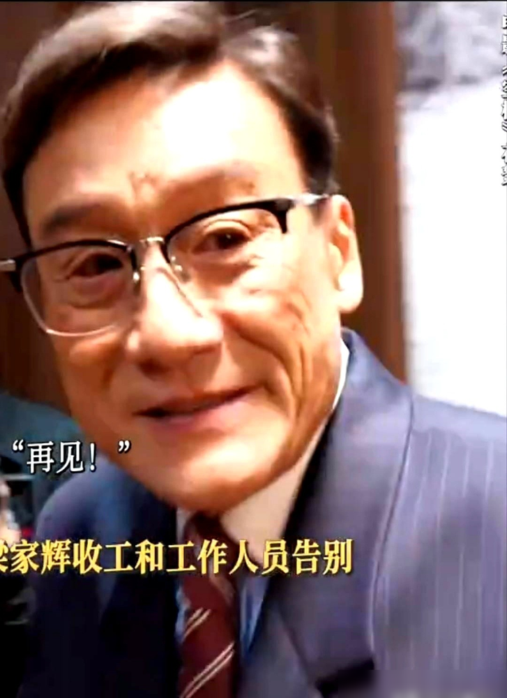 梁家辉折返回片场，就为跟朱一龙抱一下。杀青了，人走了，又跑回来，说我得再抱你一次。
俩人拍《空枪》，梁家辉天天到得比谁都早。朱一龙说，他坐那儿不说话，看剧本，像块石头。可一到对戏，眼神全给。杀青那天梁家辉先走，隔半小时折回来，张开胳膊，朱一龙眼圈直接红了。第二天一早，朱一龙去送，俩人又抱。
这片