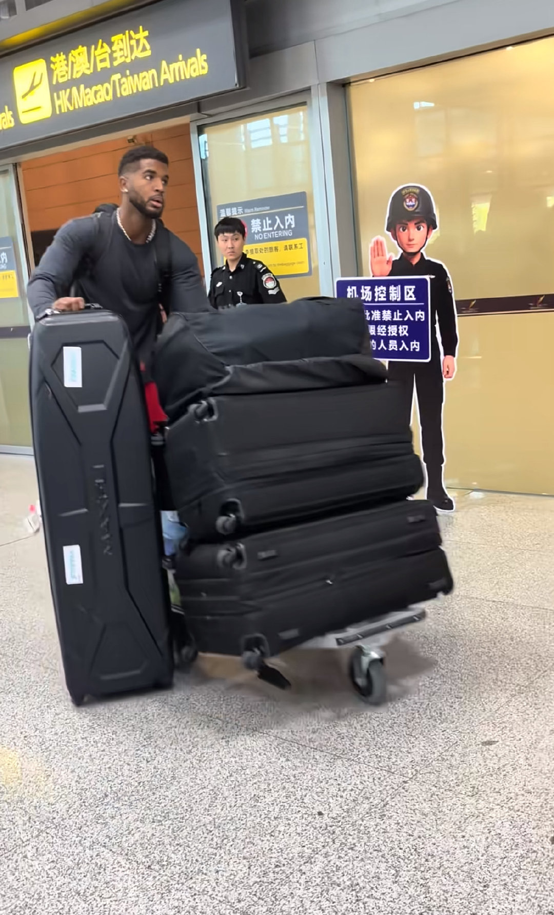 忙了一上午
才看到克里斯在今天上午已经抵达沈阳啦[赞]
新发型新球队
#辽宁男篮# ​