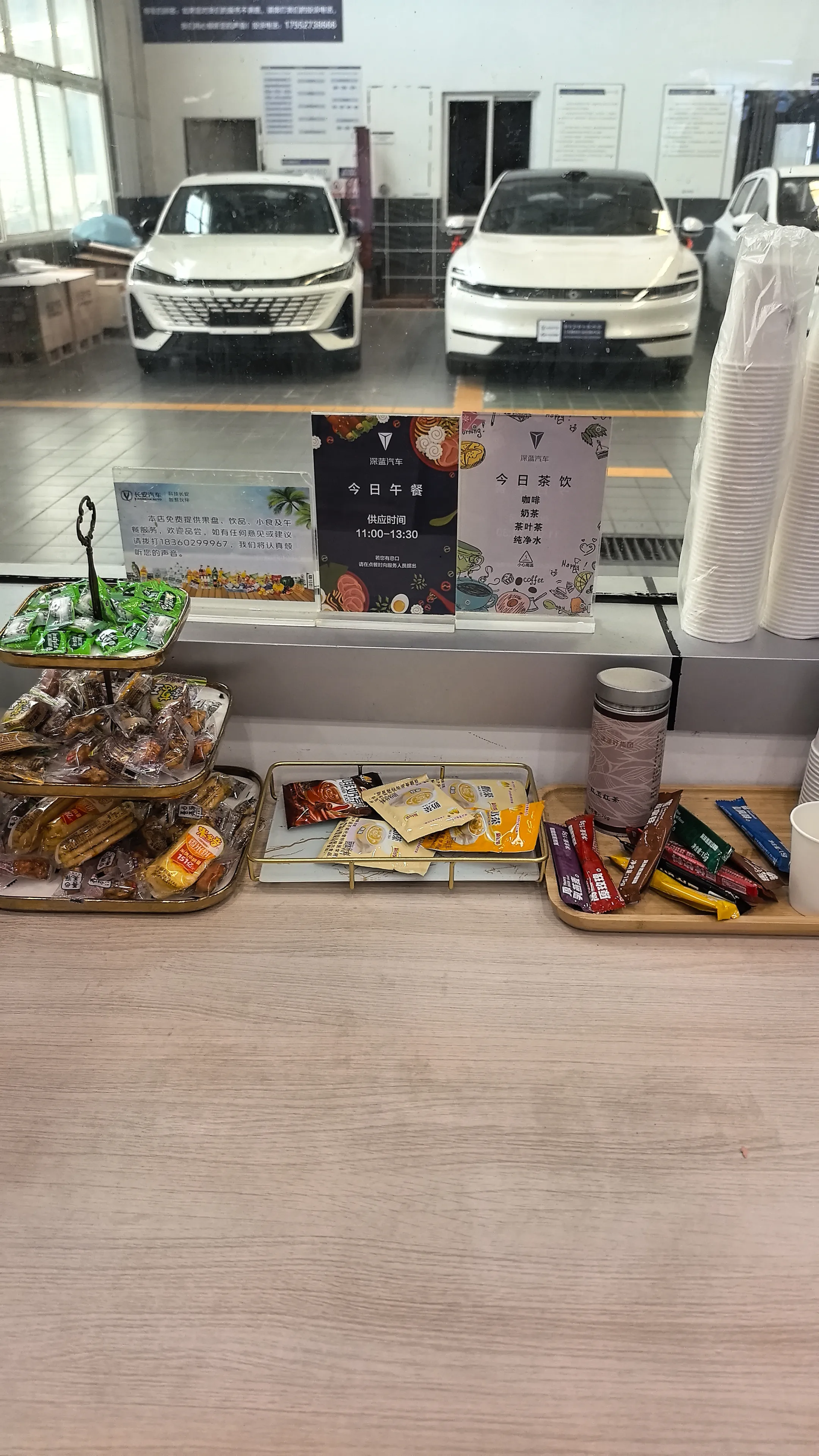宿迁长安汽车4S店服务很好，就是车的质量不好，不到两年两个后尾灯全开裂，虽然现在是质保期间免费换了，三年质保一过，堪忧。