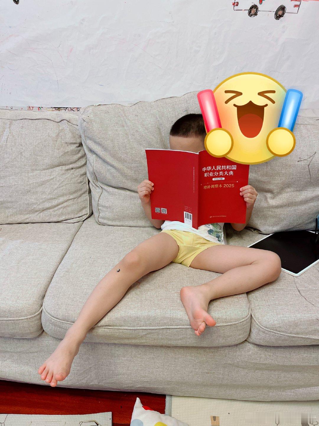 最近给你买了一个存钱罐
你的第一个智能存钱罐
你开始了打工之旅哈哈哈
但是你很大方
要请我和爸爸吃东西
晚上你做了第一次职业生涯规划
想做食品研究员和地震预测技术员
#冒个泡# ​