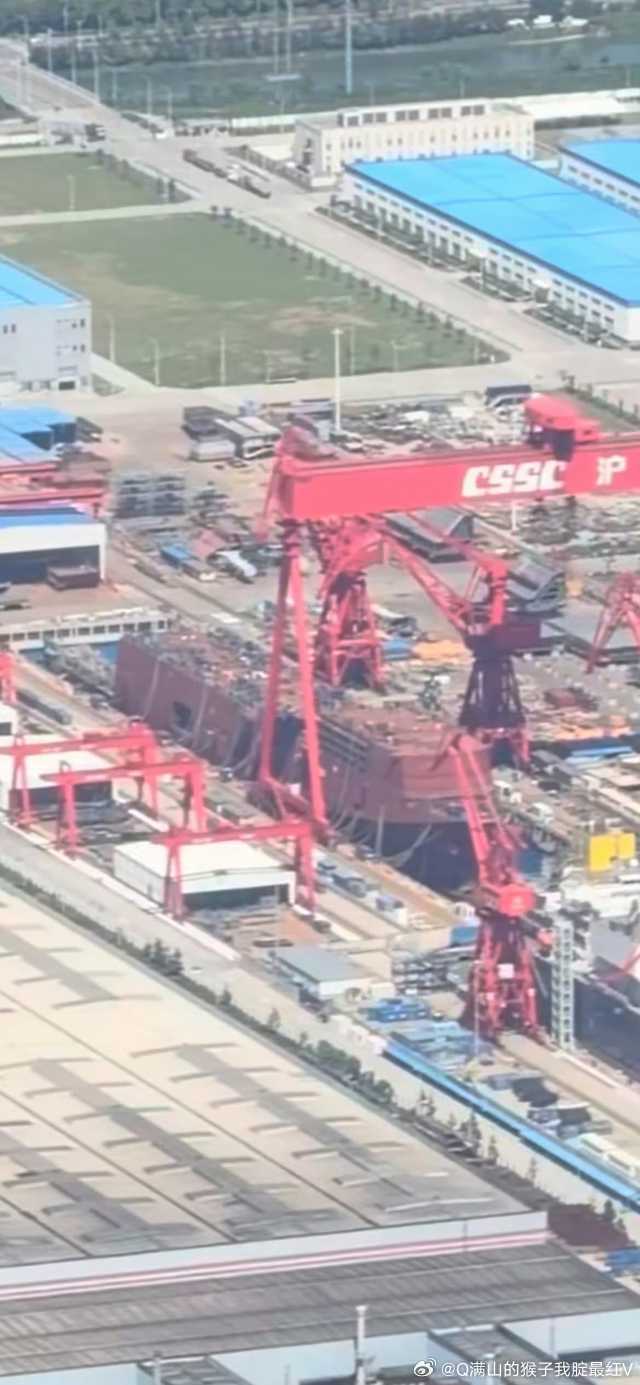 两栖攻击舰？？？军用滚装船？？？海警大型执法母舰？？？还是航母保障船？？？当然根据外形来看我更偏向于后者[阴险]
向前进3号[馋嘴] ​