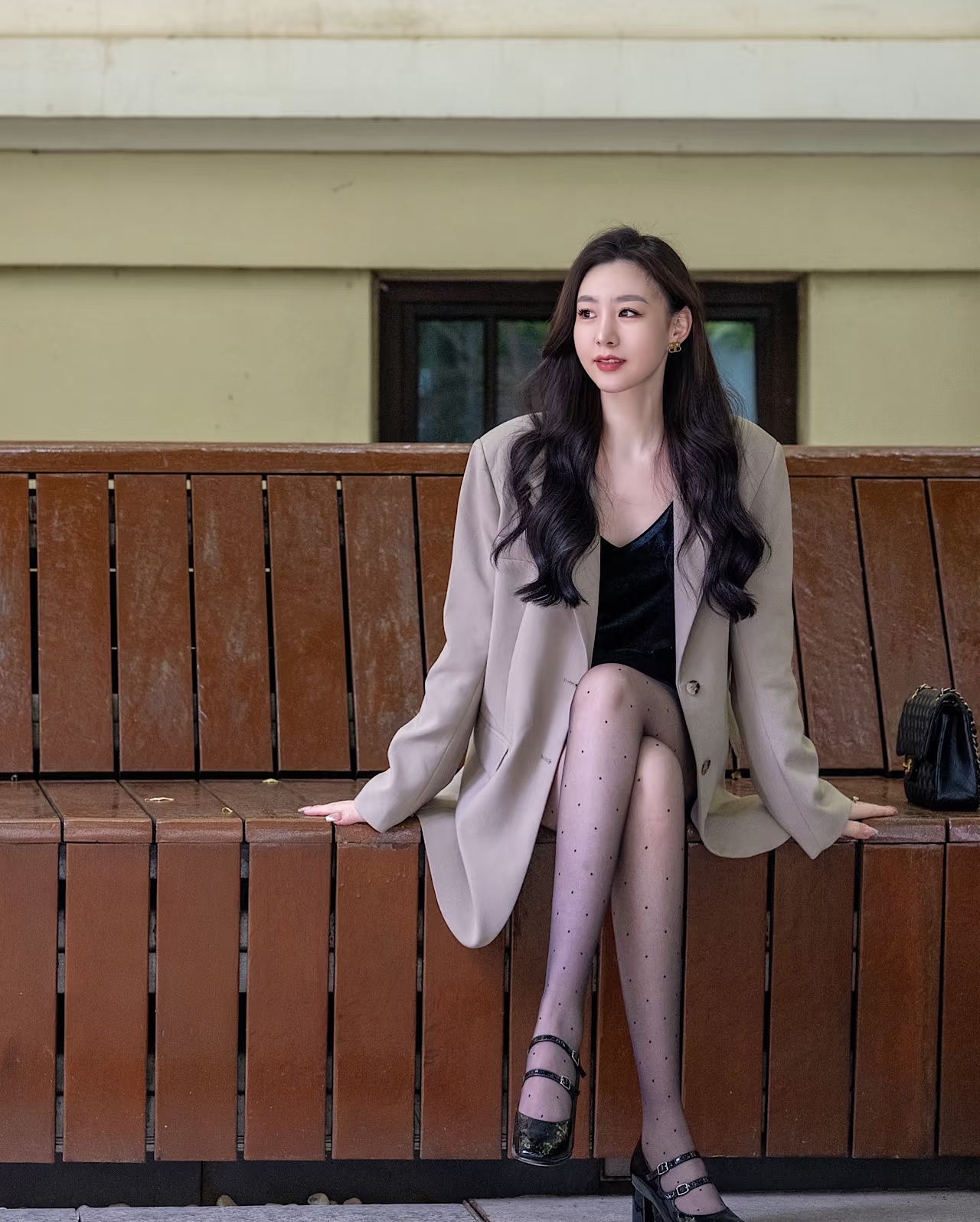 秋冬美拉德氛围，被波点黑丝+法式玛丽珍狠狠拿捏！ 哑光黑丝缀着细碎波点...