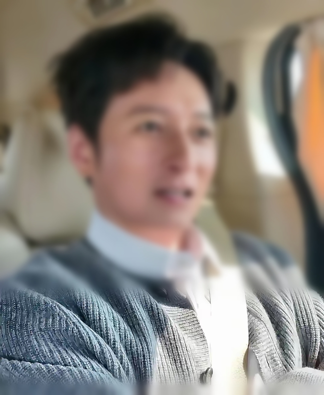 直到看见李维嘉守着患阿尔茨海默症的老父亲过日子的日常，好多人才反应过来，他才是圈里藏得最深的人间清醒。
他手里的家底早被网友扒得明明白白：北京两套房产、长沙一套两百平的大平层，名下控股四家公司，日常出门跑车代步，四十九岁能有这配置，放在哪儿都算得上标准的人生赢家。可就是这么个旁人眼里的钻石王老五，日