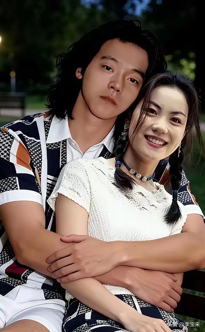 看似错综复杂的家庭关系，内核却是各自安好
 
提起王菲一家，很多人第一反应就是这张庞大的亲属图谱。窦靖童是王菲和窦唯的女儿，李亚鹏是窦靖童的继父；李嫣是王菲与李亚鹏的女儿。窦唯后来重组家庭，有了窦佳嫄和小女儿，和王菲并无血缘牵绊；李亚鹏与海哈金喜成家后，也迎来了女儿李夏。
单看这张关系表，亲戚脉络盘