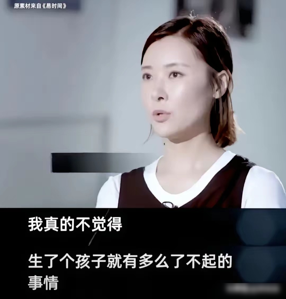 吴大维劝60岁的柯蓝赶紧生一个，原话是你不知道养孩子的快乐。柯蓝一句怼回去：这是老天爷给我最大的福报，不会像你这样，这么老了还贱兮兮的。
敢在镜头前这么说话的，也就她了。外人看见的是不婚不育的洒脱，没人提她身上背着家族遗传性强直脊柱炎，年轻时候医生就把话撂下了。
她不是不想要，是不忍心让孩子一出
