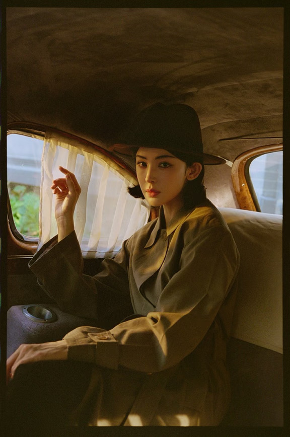 长街独身，光影随行。#娜扎金宝 那些未曾宣之于口的思量，都藏在沉静眼眸之中。#电视剧醒来 #娜扎
