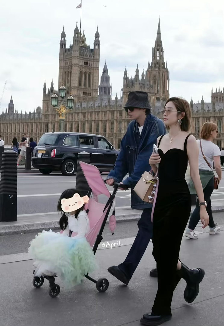 唐艺昕张若昀带女儿出游，令人羡慕的爱情 ​