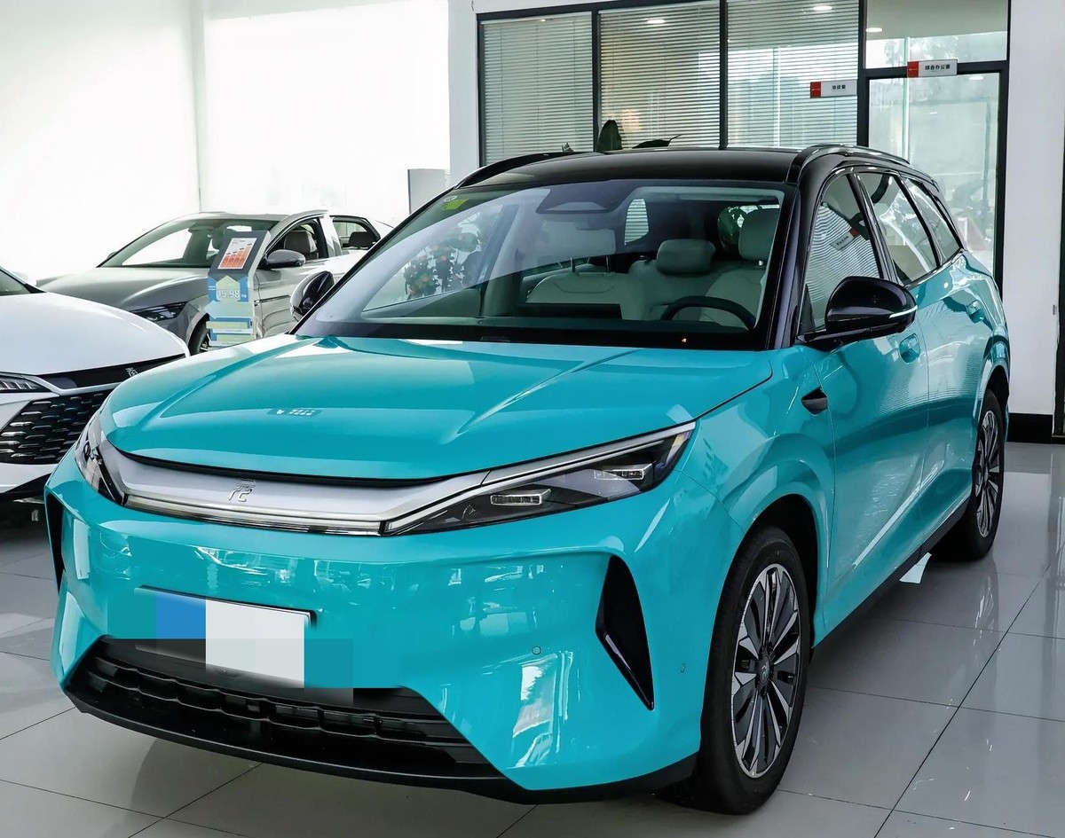 第三代元PLUS车主满月实测来了：提车31天干到2108公里，平均电耗14.9度，官标12.1度，换算下来续航达成率81%，630公里版本实际能跑510公里左右。
这2108公里可不是平路遛弯，光高速就占了一半，还有连续60公里上陡坡和60公里下陡坡，剩下才是城市道路。高速加上大长坡，对电车来说都是