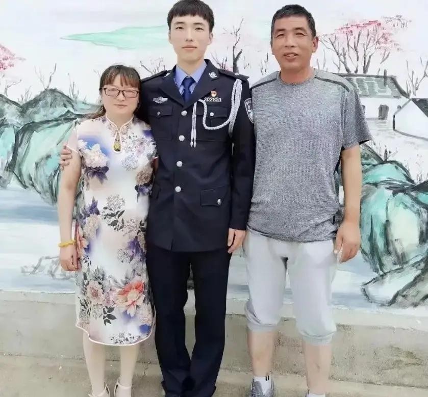 江苏一女子，儿子因公牺牲，她伤心欲绝，每天以泪洗面，2022年一天，她在商场，突然看到儿子身影，她心怦怦直跳，猛扑过去，一把抓住他，儿子，是你回来了吗？
被她拽住的年轻人穿着件洗得发白的藏蓝色冲锋衣，连左袖口那个被勾破的小口子位置，都和她记忆里分毫不差——那是儿子上次出任务被铁丝刮破的，她戴着老花镜