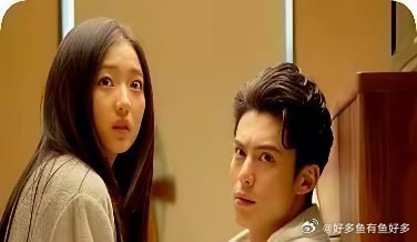 当年道明寺那个未婚妻，现在全网都叫得出名字了。
​2018年《流星花园》，没人记住孙千，演道明寺的联姻对象，有吻戏，观众只当工具人。那个角色最懂分寸，看清男主心意，体面退场，成全主角。
​2026年《早春晴朗》，尚之桃把她送上了热搜第一。
​中戏毕业，2016年出道，首部剧就是柴智屏监制。八年 ​