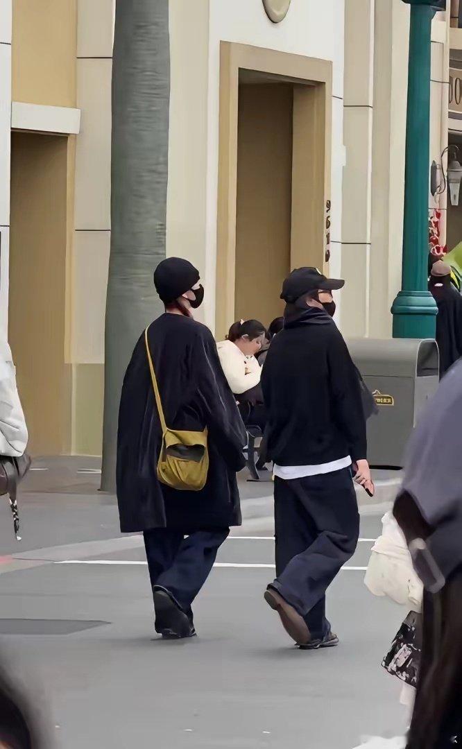 宋妍霏与窦靖童被拍到在北京环球影城结伴出游，两人穿同色系私服大方牵手，看起来好默契 ​