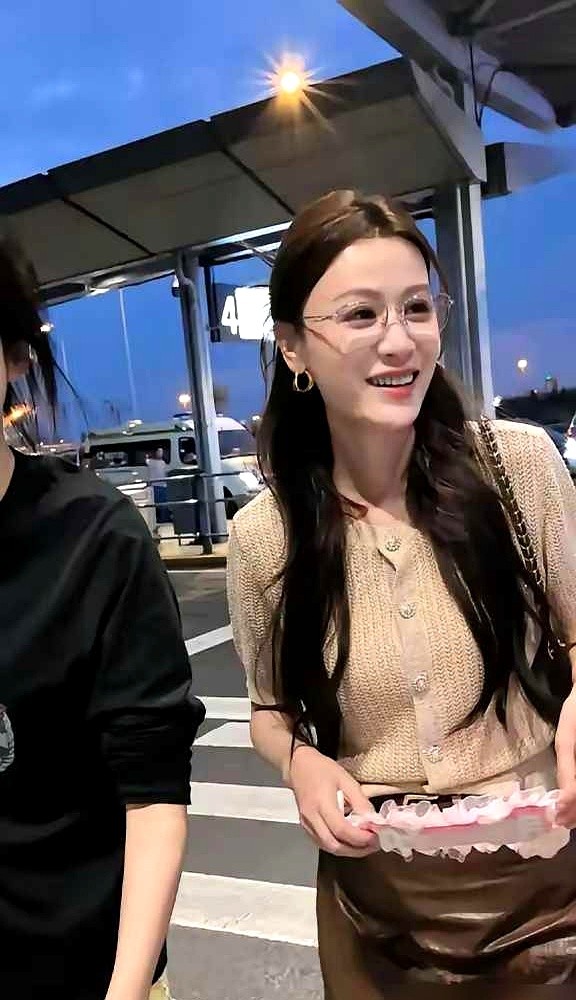 “现在结婚都一个套路，咱俩必须不一样，要不你向我求婚吧。”

这是田亮当年跟叶一茜提结婚时说的话。叶一茜也不含糊，直接回他：“行啊，那你先跳个水给我看。”

田亮接了句，你答应做我老婆我就跳。接着真就跳了个转身动作。

叶一茜就这么答应了。

他们俩是2005年认识的，连一句“我爱你”都没互相说过，
