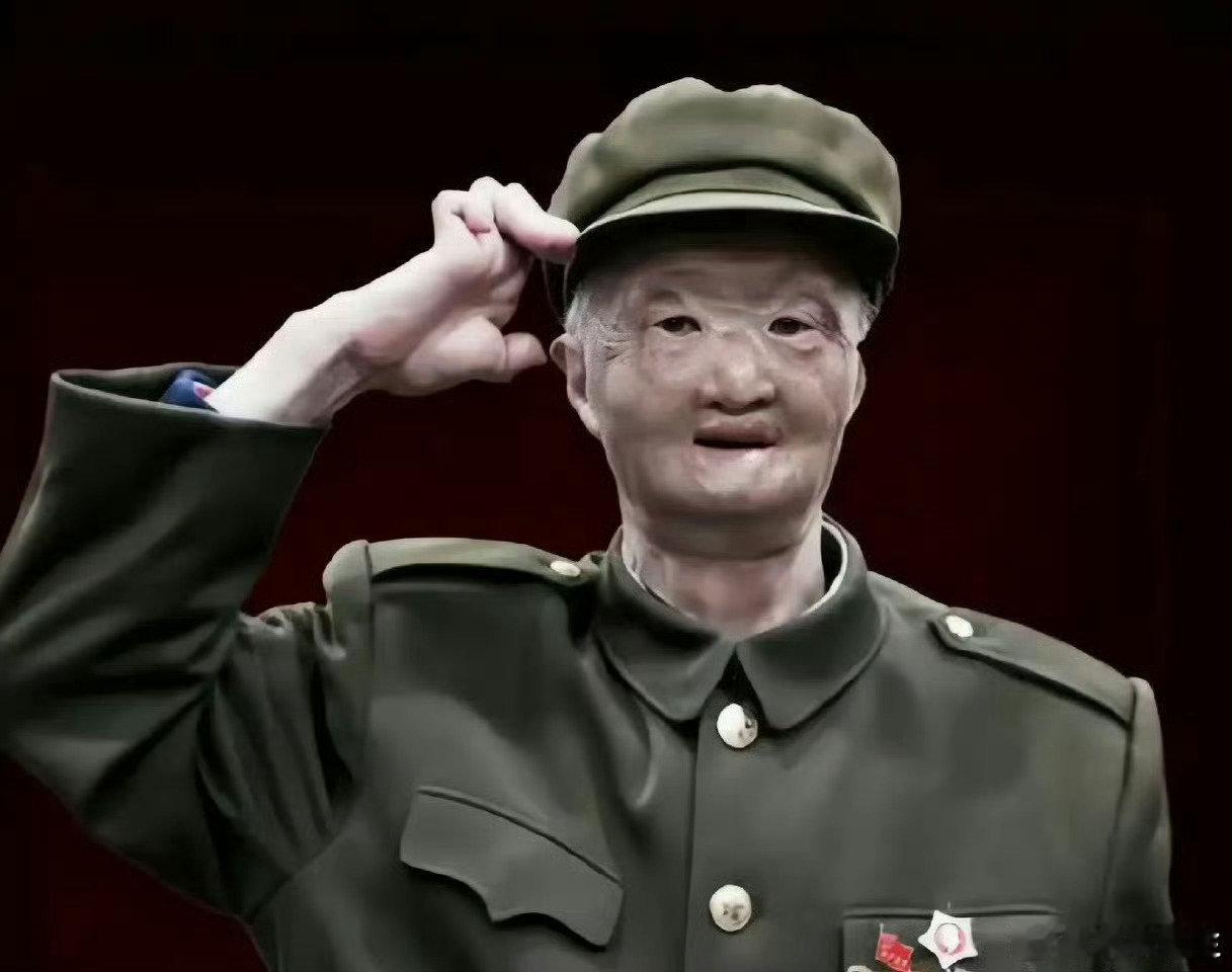 他在长津湖战役中被毁容，因为担心自己“丑陋”的样子而不敢出门，但他从来都没有后悔过为国献身。请致敬涂伯毅老英雄！[威武][鲜花]🙏 ​#永远致敬中国军人# ​
