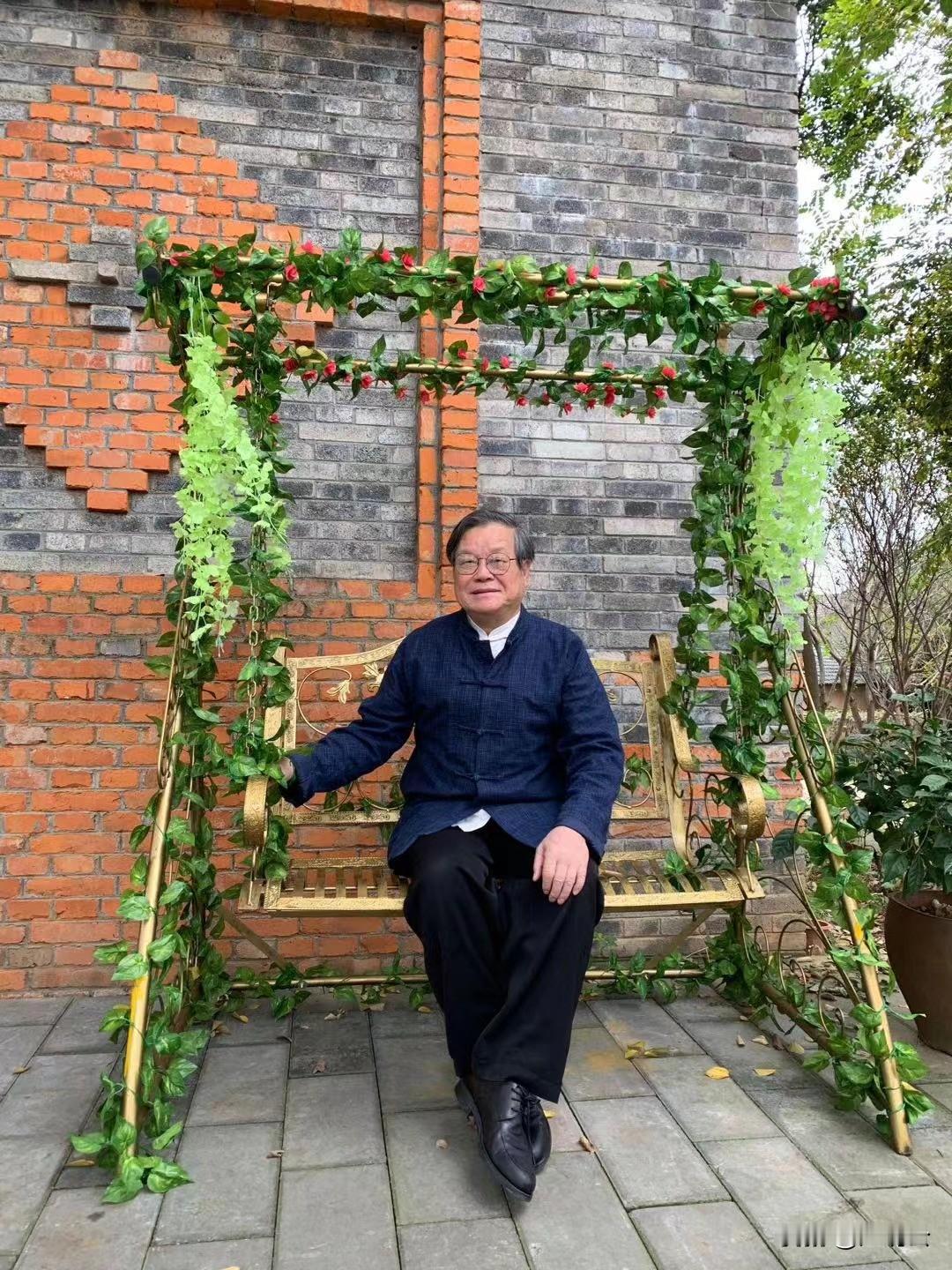 《大楚帝国本末》致读者
                     斯蓝
       我的家乡处于先秦鄂渚的鄂楚文化圈内，这里有鄂方、鄂郢、鄂邑、鄂王、鄂县、鄂城，文化底蕴极为深厚。笔者自小耳濡目染，对这里的神秘事项和传奇人物产生了好奇感，爱四处游走，鼓捣一些考察和记述旧故之类的事情。只是以后升学、
