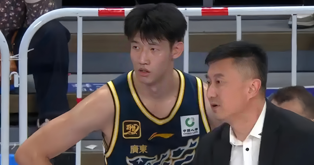 广东宏远这波操作，直接扯下了CBA职场的遮羞布。
8月29日消息确认，广东跟吉林玩了一手租借互换。22岁天赋怪黄明依远走吉林，换回24岁的蓝领杨腾飞。
在广东，2米07的黄明依场均只打4分钟，板凳都要坐穿了。而宏远四号位极度缺人，急需杨腾飞这种能卡位、敢干脏活的内线硬汉来保驾护航。
直接卖掉？