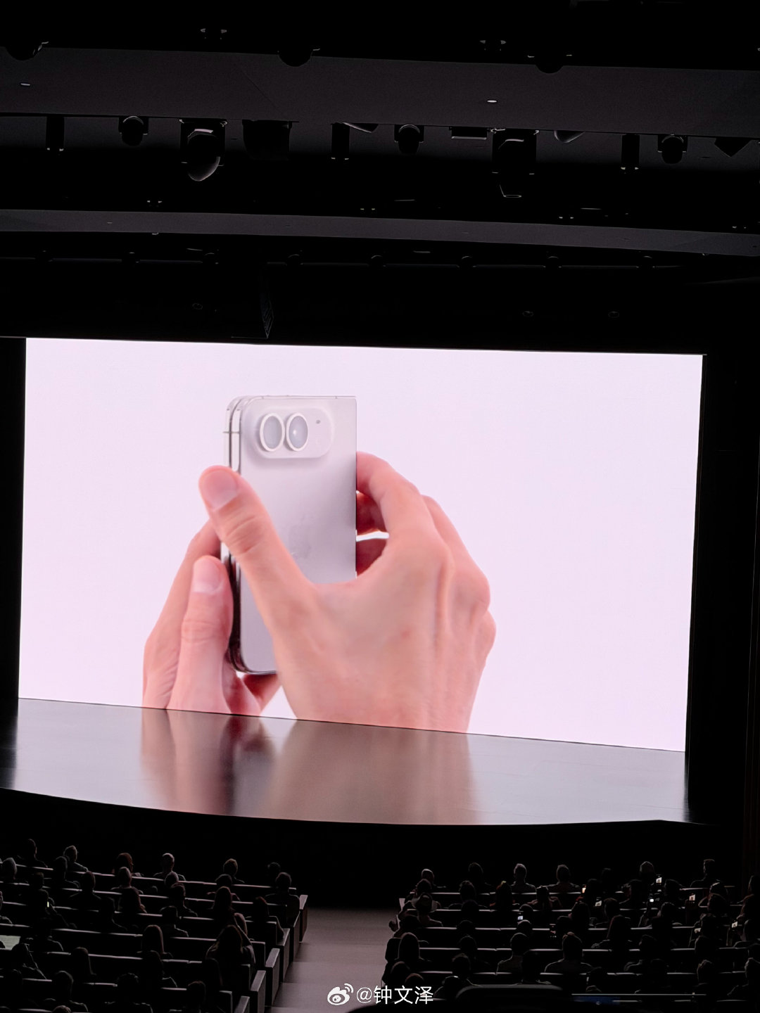 iPhone Duo 来了！ ​