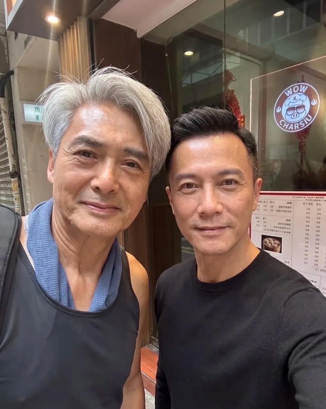 71岁周润发现身香港街头，独自开车去腊味店买叉烧，没有保镖助理随行。

昔日荧幕上叱咤风云的小马哥，褪去明星光环，偏爱市井烟火。

大红大紫依旧活得朴素，这份从容淡然，才是难得的通透。