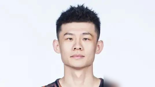 8中0，愣是打了22分钟。山东这球输得憋屈。
打辽宁，王岚嵚战旧主，手凉得像块铁。投一个丢一个，全场8次出手，一分没捞着。可邱彪就跟没看见似的，硬把他摁在场上22分钟。反观18岁的王证，上去不到4分钟，刚有点动静就被换下。
首节山东就断电，13分，落后15分往上。后面追到差1分，结果关键球又连续