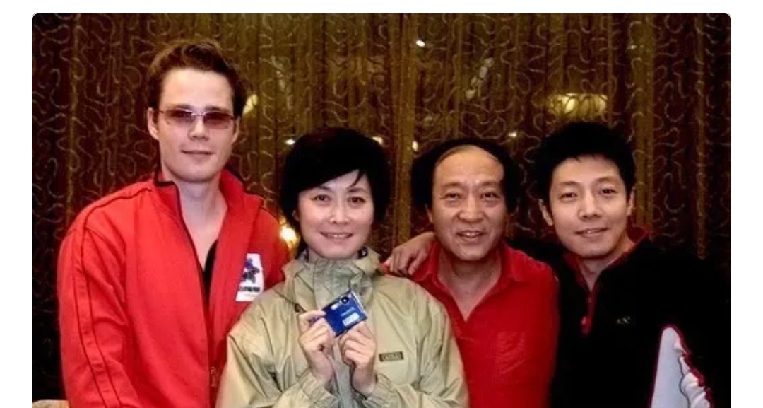刚才有朋友问敬一丹告别仪式上，央视主持人几乎都来了，为啥没见到撒贝宁呢。

敬一丹和撒贝宁曾经搭档过节目，师徒二人情谊深厚。敬一丹一直很看好撒贝宁，还在他刚来央视时给予过很多帮助。

如今师父敬一丹离世，撒贝宁却没到场送别，很多网友在讨论撒贝宁缺席的原因，各种各样的猜测都有。

其实每个人悼念的方式