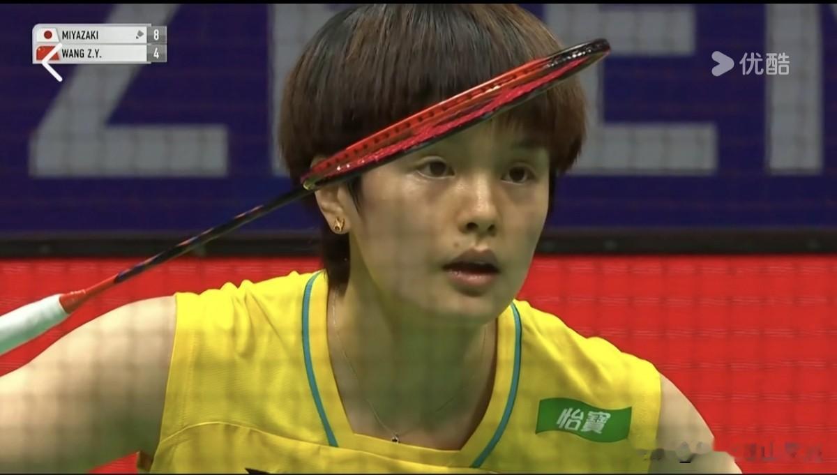 19：21，大战日本新星，王祉怡丢掉第一局！
      北京时间今天中午，2026中国羽毛球大师赛女单半决赛，中国的王祉怡对阵日本的宫崎友花。
      王祉怡现排名世界第2位，宫崎友花排名世界第9位。以往战绩王祉怡3胜1负占优。
      比赛开始，宫崎友花迅速提速，比分领先。王祉怡沉稳应对