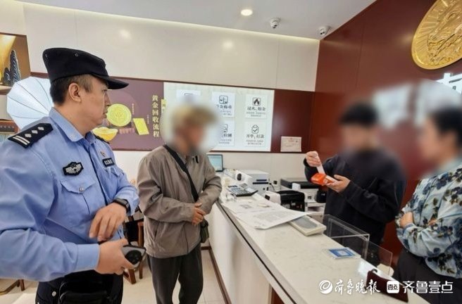 市民遭遇“刷单返利”陷阱，历下民警快速到场拦截
齐鲁晚报·齐鲁壹点记者 尉伟 通讯员 杜菁菁
近日，历下公安大明湖派出所根据反诈预警线索快速响应，成功劝阻一起刷单返利类电信网络诈骗，及时为辖区群众挽回经济损失。
10月13日上午11时许，历下公安大明湖派出所接到反诈工作线索，获悉辖区老人戚某正在历下