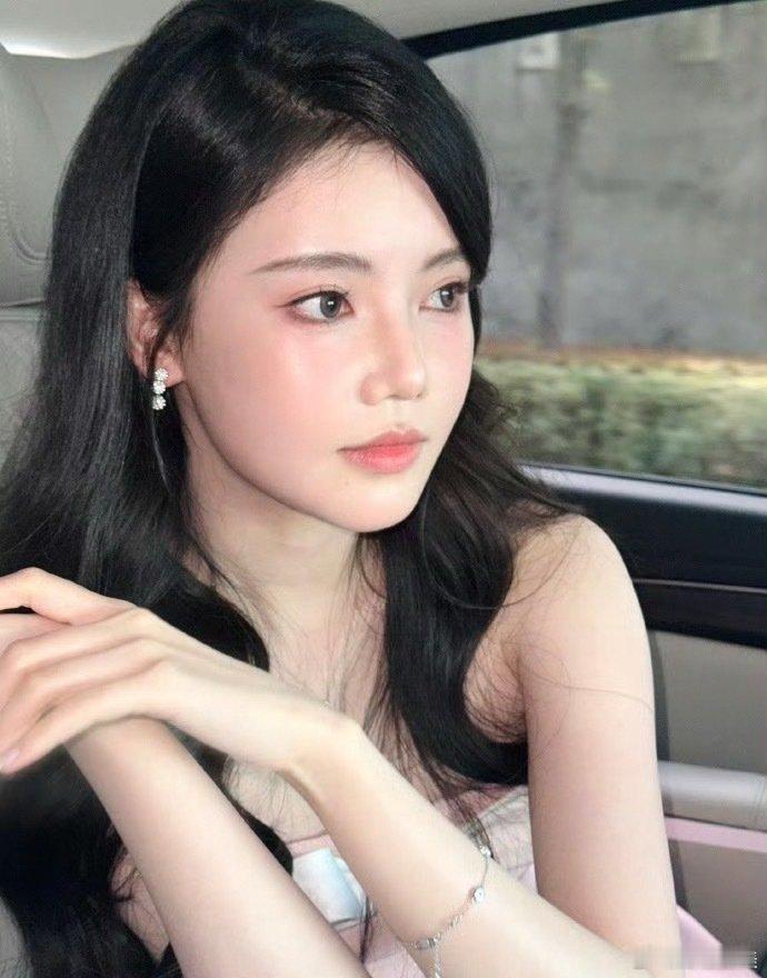 小花里面只有两个人
让我觉得美商真的顶
瘦下来后完全变了一种面相和气质：

赵晴
孙珍妮 ​