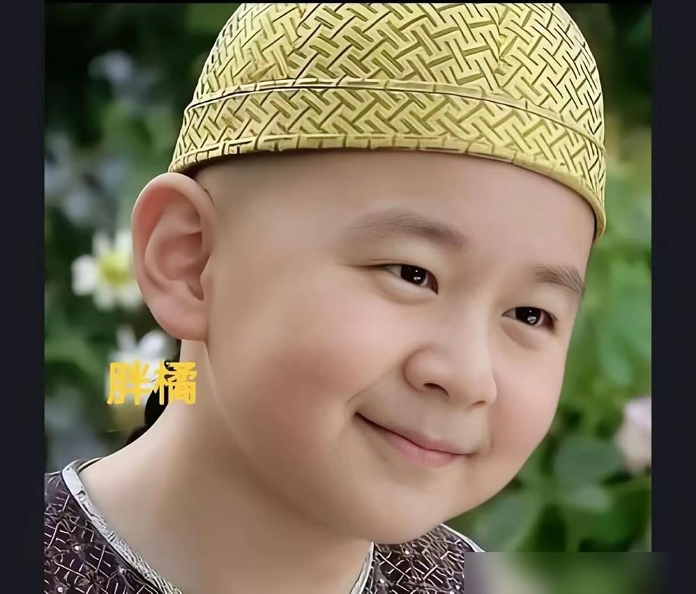 两集就下线的角色，能让观众记十几年，颖儿这波真不亏。
《甄嬛传》里夏冬春蠢得理直气壮，嚣张不过三秒就被华妃一丈红送走。戏份少到可怜，可那股子没脑子的劲儿太扎眼了，愣是成了名场面。
前阵子星光大赏，颖儿站郑晓龙旁边，一句“导演我还能演”直接把全场逗乐。十几年过去，观众看见她还是先喊夏冬春。
有人