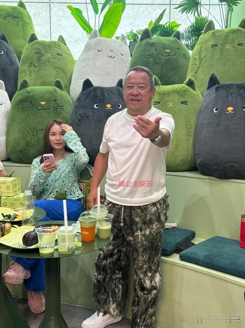 73岁曾志伟又现身佛山3+3自家面包店，断崖式衰老头发花白，他身穿白T恤配绿底花裤，笑容灿烂，个性十足。他拼了一辈子，如今最奢侈的，不过是在佛山自家面包店，安安静静地卖面包，跟街坊粉丝合影，完成一场温柔的身份软着陆～