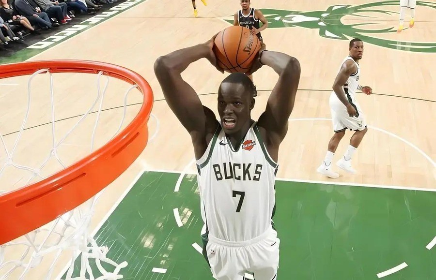 广东砸300万美元签场均4.6分的NBA水货？梅克年薪130万加60万转让费，这钱花得值不值球迷吵翻了
广东宏远向索恩·梅克正式送出报价，这位身高2米13的澳大利亚中锋近期签约了国内知名经纪公司澜特，重返CBA的意图已经摆上台面
而福建队手里的优先续约权只剩最后一年，今年不卖明年就是废纸一张，广东等