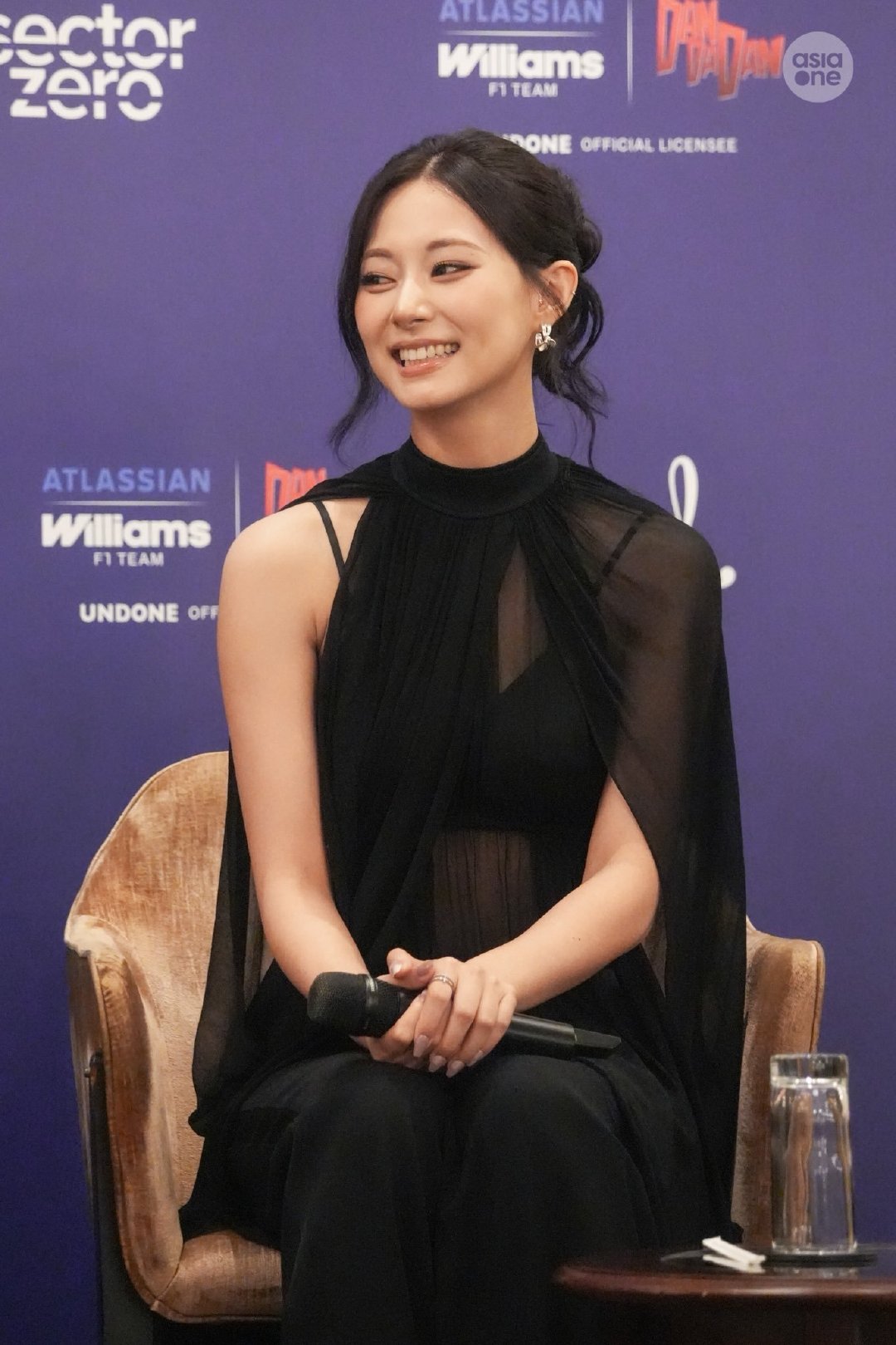 #周子瑜[超话]#  
成功女性受邀参加座谈会的感觉 ​