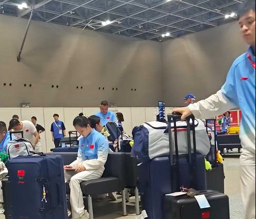 中国体操上演现实版人在囧途！
飞机准点落地人却走不了，中国体操队 21 个人，主办方的系统里只查得到 2 个，剩下 19 个查无此人，自然没车可派，在机场耗了将近 6 个小时，没吃没喝。

以 &34;精细化服务&34; 闻名的日本，在亚运会最基础的人员登记上栽了跟头。

9 月 16 日中午，中国体育代表团抵