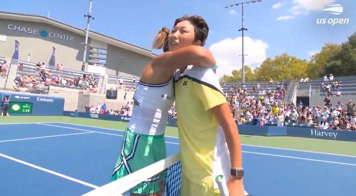 郑钦文以6-3、6-2战胜尤晓迪，取得2026美网资格赛首轮的胜利，赢...