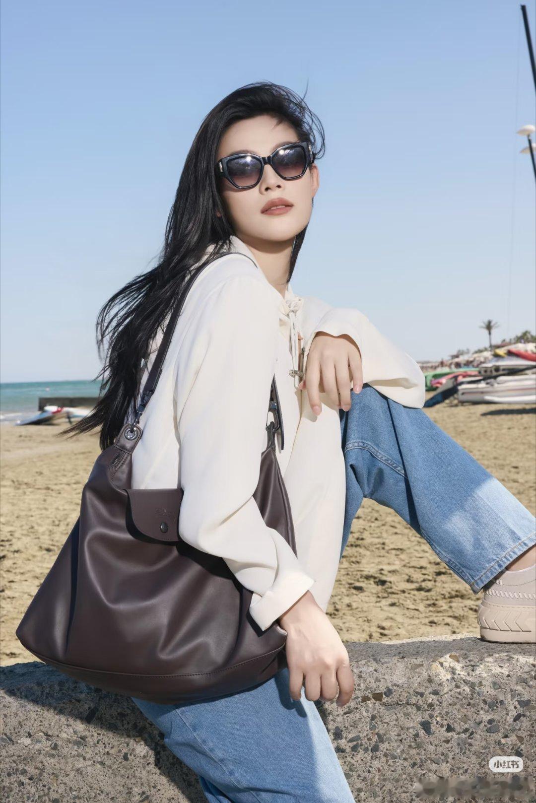 #陈丽君[超话]##陈丽君跨界影视斩获两大电影奖项##陈丽君更新西厢记排练花絮##罗怀臻盛赞陈丽君可遇不可求# 

你说永远不会离开越剧舞台，我们就永远不会缺席你的每一场登场。风里雨里，我们等你；戏里戏外，我们伴你。陈丽君，往前走，你的前路，永远有鲜花、掌声，和数不清的偏爱。 ​